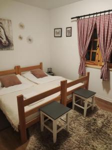 Tempat tidur dalam kamar di Fruška house