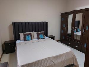 1 dormitorio con 1 cama grande y espejo grande en Summersun Residence en Grand Baie