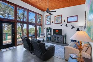 ein Wohnzimmer mit Sofa, Sesseln und Fernseher in der Unterkunft Windmill Ranch - Terra Casita #2 in Wimberley