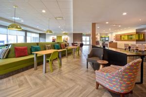 Home2 Suites Eau Claire South, Wi的休息区