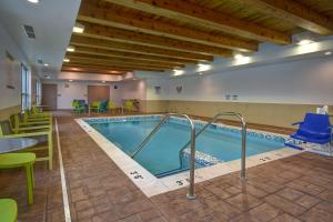 Home2 Suites Eau Claire South, Wi内部或周边的泳池