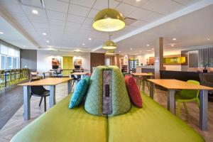Home2 Suites Eau Claire South, Wi的休息区