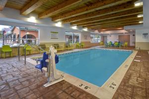 欧克莱尔Home2 Suites Eau Claire South, Wi的酒店房间里的大型游泳池