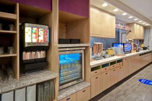 Home2 Suites Eau Claire South, Wi的厨房或小厨房