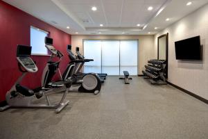 Home2 Suites Eau Claire South, Wi的健身中心和/或健身设施