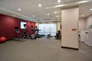 Home2 Suites Eau Claire South, Wi的健身中心和/或健身设施