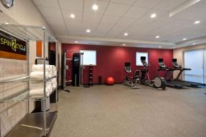 Home2 Suites Eau Claire South, Wi的健身中心和/或健身设施