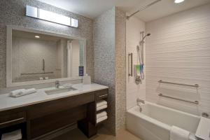 Home2 Suites Eau Claire South, Wi的一间浴室