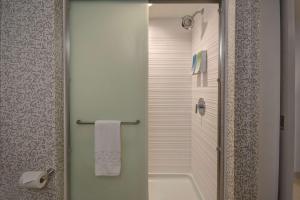 Home2 Suites Eau Claire South, Wi的一间浴室