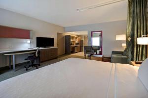 Home2 Suites Eau Claire South, Wi的电视和/或娱乐中心