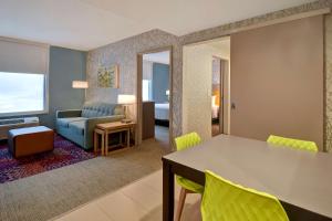 Home2 Suites Eau Claire South, Wi客房内的一张或多张床位