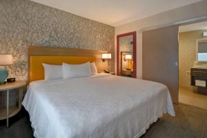Home2 Suites Eau Claire South, Wi客房内的一张或多张床位