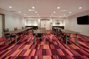 Home2 Suites Eau Claire South, Wi的电视和/或娱乐中心