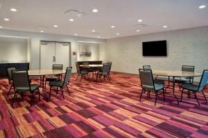 Home2 Suites Eau Claire South, Wi的电视和/或娱乐中心