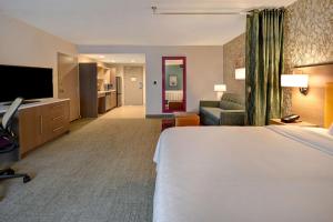 Home2 Suites Eau Claire South, Wi的电视和/或娱乐中心