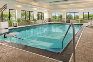 uma grande piscina num quarto de hotel com em Hampton Inn Chicago-O'Hare International Airport em Schiller Park