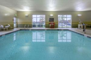 una piscina con acqua blu in una camera d'albergo di Hampton Inn Owings Mills a Owings Mills