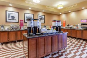 ein Restaurant mit einer Theke und einer Kaffeemaschine in der Unterkunft Hampton Inn Owings Mills in Owings Mills