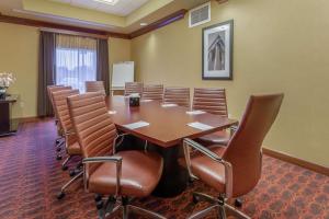 una sala de conferencias con mesa y sillas en Hampton Inn Owings Mills, en Owings Mills