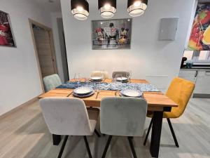 uma mesa de jantar com cadeiras e uma mesa de jantar em LUJO: Proyector, Maquina Arcade, Wifi y Patinetes em Oviedo