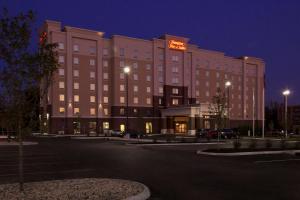 Hampton Inn & Suites Columbus/University Area في كولومبوس: مبنى كبير عليه علامة في الليل