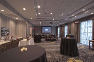 Hampton Inn & Suites Columbus/University Area في كولومبوس: قاعة اجتماعات مع طاولة مع شموع