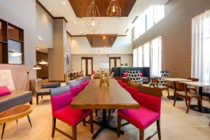 comedor con sillas rosas y mesa en Hampton Inn & Suites Aurora South, Co en Aurora