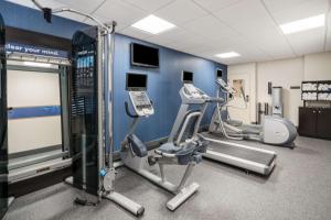 einen Fitnessraum mit Kardiogeräten und einer blauen Wand in der Unterkunft Hampton Inn Downingtown/Exton in Exton