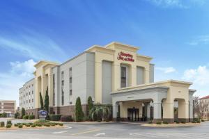 a front view of a hotel with a kings building at Hampton Inn & Suites Macon I-75 North in Macon