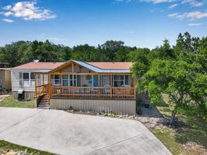 una casa con un ampio ponte su un vialetto di Flamingo Fun Houzz a Canyon Lake