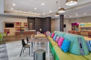 贝茨维尔Home2 Suites By Hilton Batesville的一间配有沙发和桌椅的等候室