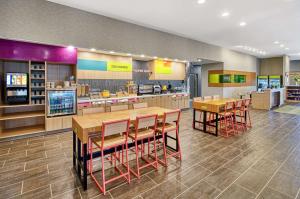 贝茨维尔Home2 Suites By Hilton Batesville的有桌椅和酒吧的餐厅 更多27张照片