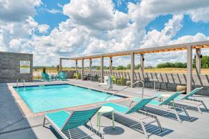 貝茲維爾的住宿－Home2 Suites By Hilton Batesville，一个带躺椅的游泳池和一个泳池景