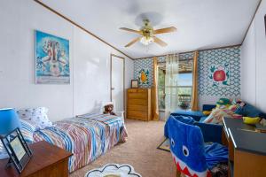 una camera con letto e ventilatore a soffitto di Flamingo Fun Houzz a Canyon Lake