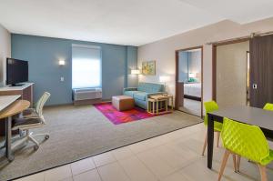 Home2 Suites By Hilton Batesville的电视和/或娱乐中心