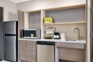 Home2 Suites By Hilton Batesville的厨房或小厨房
