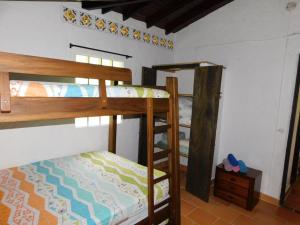 Giường tầng trong phòng chung tại Casa campestre Jumaluna