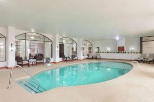 Πισίνα στο ή κοντά στο Embassy Suites by Hilton Tulsa I-44