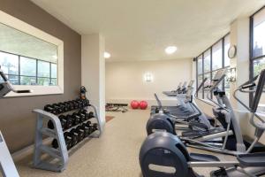 una sala de fitness con cintas de correr y máquinas elípticas en Embassy Suites by Hilton Tulsa I-44 en Tulsa