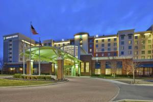 um edifício de hotel com um gazebo em frente em Embassy Suites Columbus - Airport em Columbus