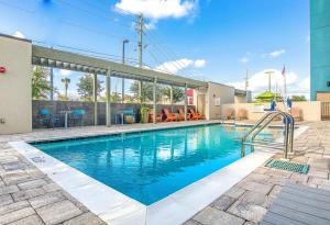 - une piscine d'eau bleue dans un bâtiment dans l'établissement Home2 Suites by Hilton Mobile West I-10 Tillmans Corner, à Tillmans Corner