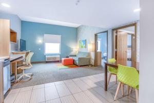 ein Wohnzimmer mit einem Tisch und einem Esszimmer in der Unterkunft Home2 Suites by Hilton Mobile West I-10 Tillmans Corner in Tillmans Corner