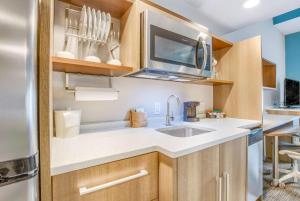 Kuchyň nebo kuchyňský kout v ubytování Home2 Suites by Hilton Mobile West I-10 Tillmans Corner