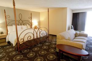 een hotelkamer met een bed en een bank bij DoubleTree by Hilton Midland Plaza in Midland