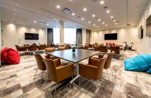 TV a/nebo společenská místnost v ubytování Hilton Montreal/Laval