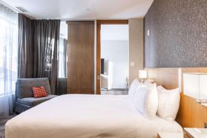 Postel nebo postele na pokoji v ubytování Hilton Montreal/Laval