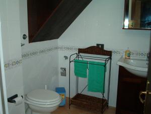 bagno con servizi igienici e lavandino di Saline a Favignana