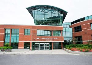 um grande edifício de tijolos com um centro empresarial em Hampton by Hilton Ottawa em Ottawa