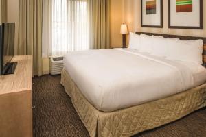1 cama blanca grande en una habitación de hotel en DoubleTree by Hilton Portland - Beaverton, en Beaverton