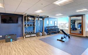 um ginásio com uma sala de fitness com uma passadeira e pesos em Hampton by Hilton Ottawa em Ottawa